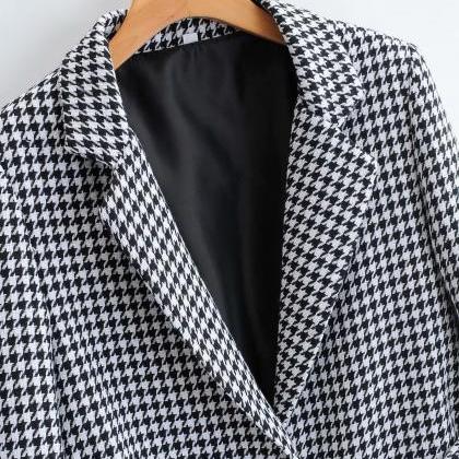 A one-breasted suit jacket with lap..