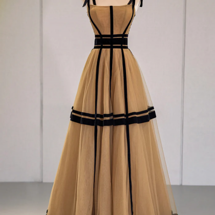 Elegant Tulle Evening Gown With Contrast Velvet..