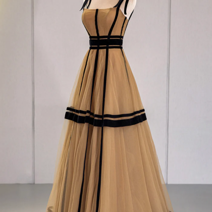 Elegant Tulle Evening Gown With Contrast Velvet..