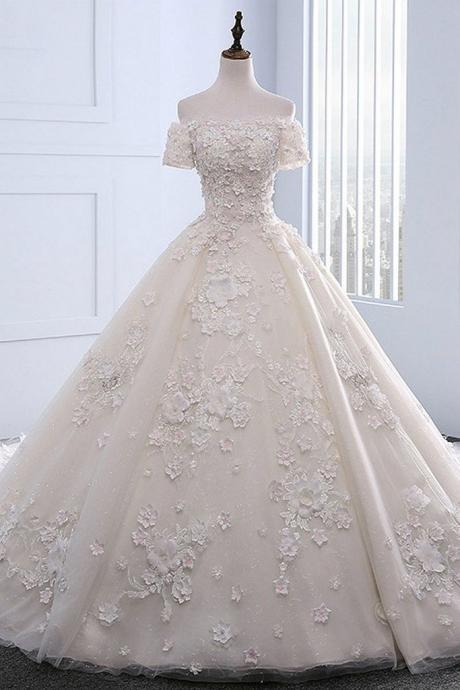 Luxurious and beautiful oversized trailing wedding dress, gorgeous exquisite white lace applique wedding dress,